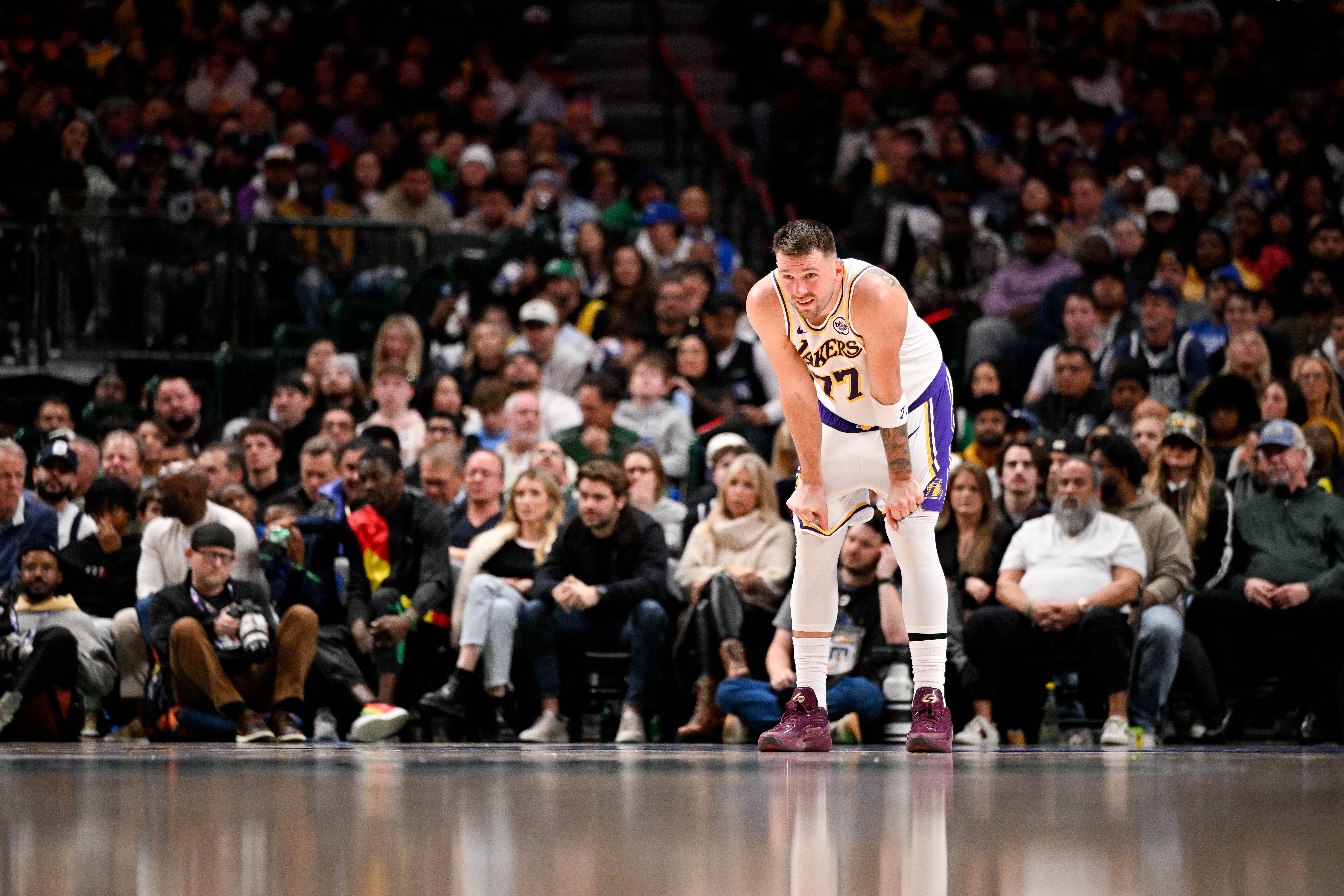 东契奇46分11助!名记:过去快一年了 想想这笔交易还是太离谱